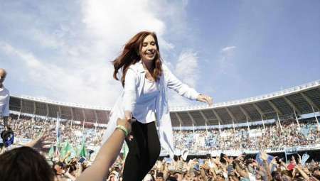 Cristina Kirchner volvería al país el próximo viernes