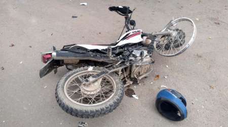 Robaron una cartera y se estrellaron con un colectivo