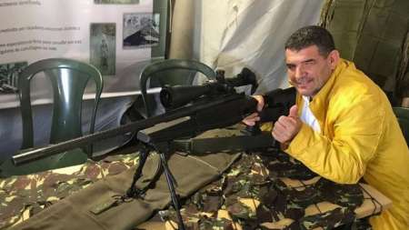 Alfredo Olmedo posó con armas y se generó una polémica en las redes
