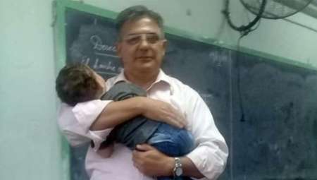 El profe que da clases con el bebé de una alumna en sus brazos: "tiene hasta un cochecito en la escuela"